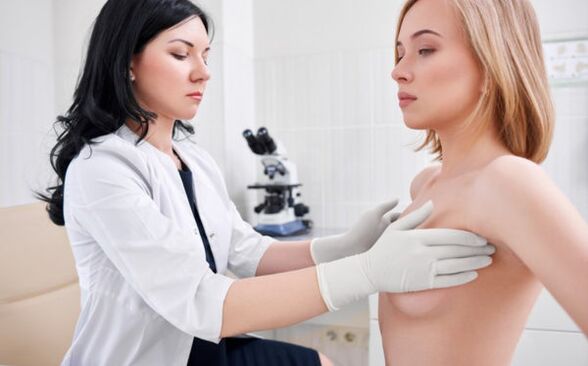 pregled liječnika prije operacije povećanja grudi